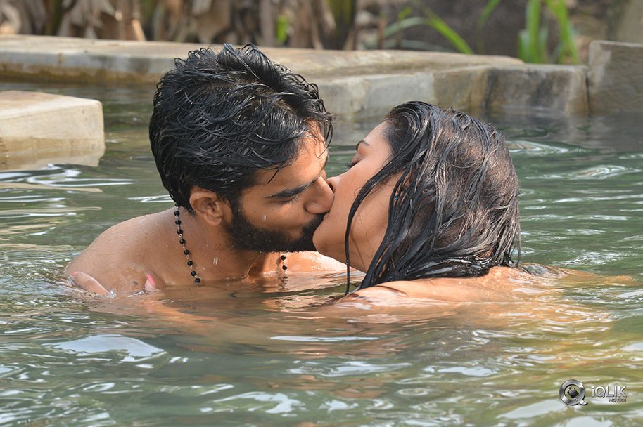 RX-100-Movie-Liplock-Stills